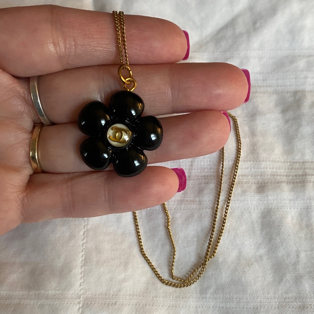 Source Unknown Black Flower Pendant Necklace with Gold Chain